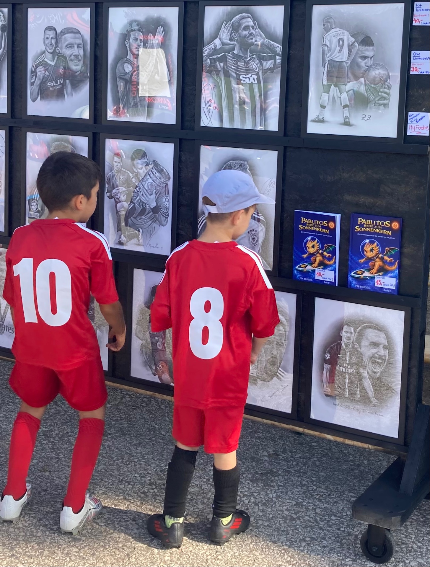 Pablitos-Universe-Stand mit Buch beim Bambini-Turnier